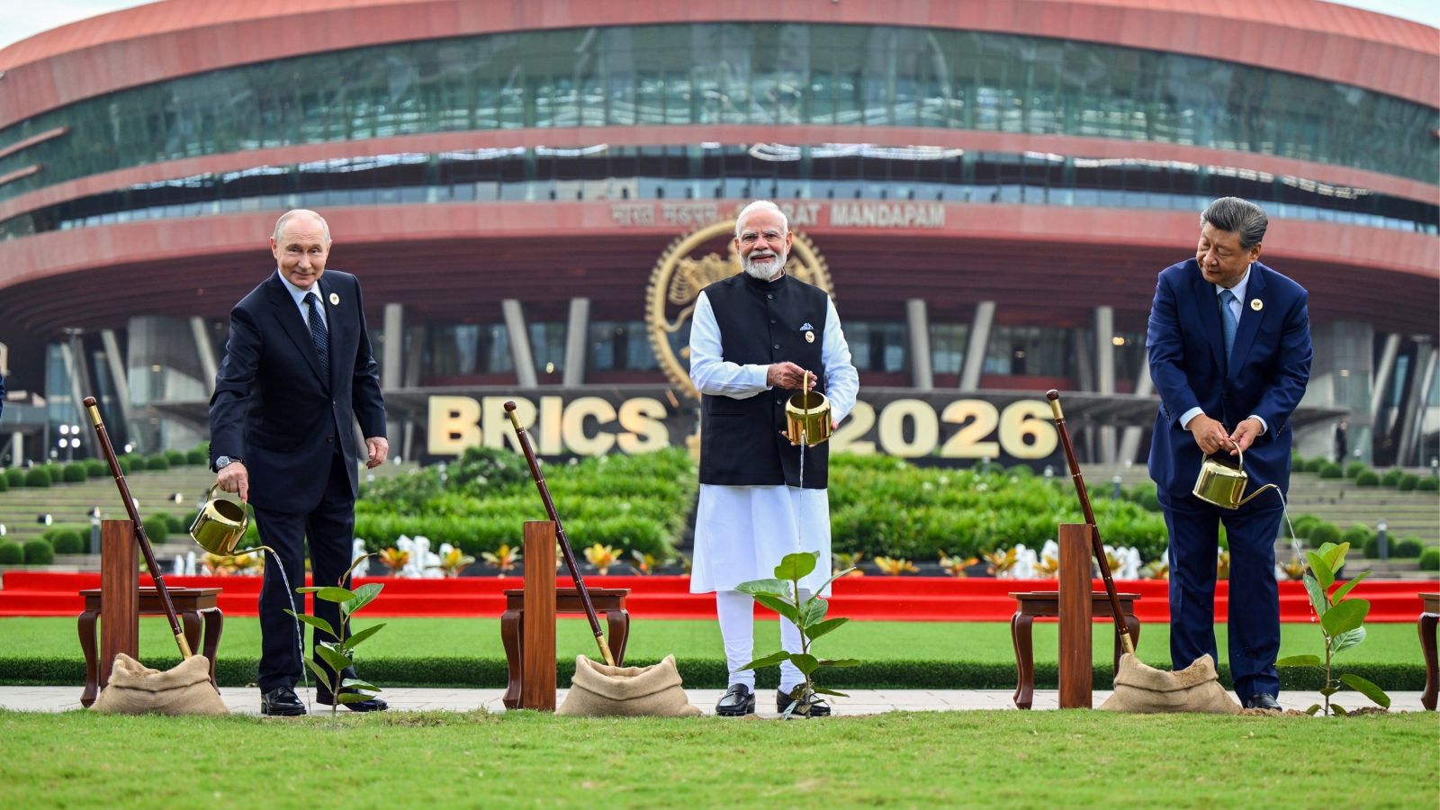 ब्रिक्स समिट के दौरान पौधा लगाते PM मोदी, व्लादिमीर पुतिन और शी जिनपिंग
