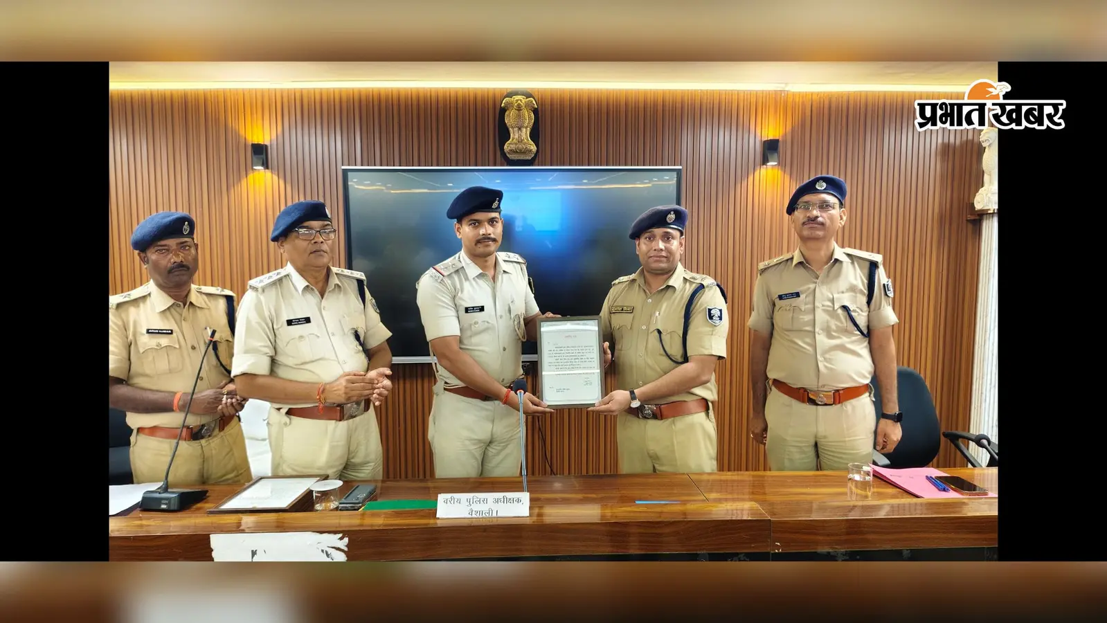 वैशाली: बेलसर थाना के दारोगा मनीष कुमार को मिला सम्मान, लक्ष्य से अधिक 10 लंबित कांडों का किया निष्पादन