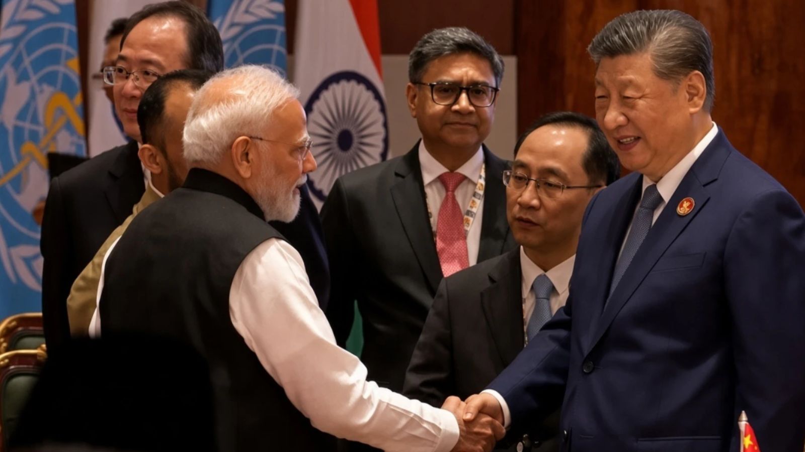 BRICS बैठक के बाद एक दूसरे ले हाथ मिलाते पीएम मोदी और जिनपिंग