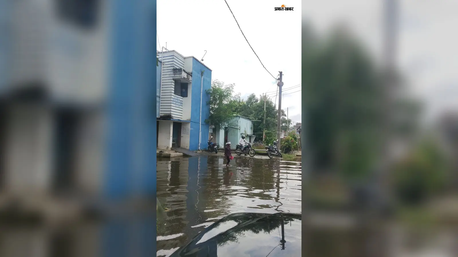 बारिश में बिजली कार्यालय बना परेशानी का सबब, पानी से होकर पहुंच रहे उपभोक्ता