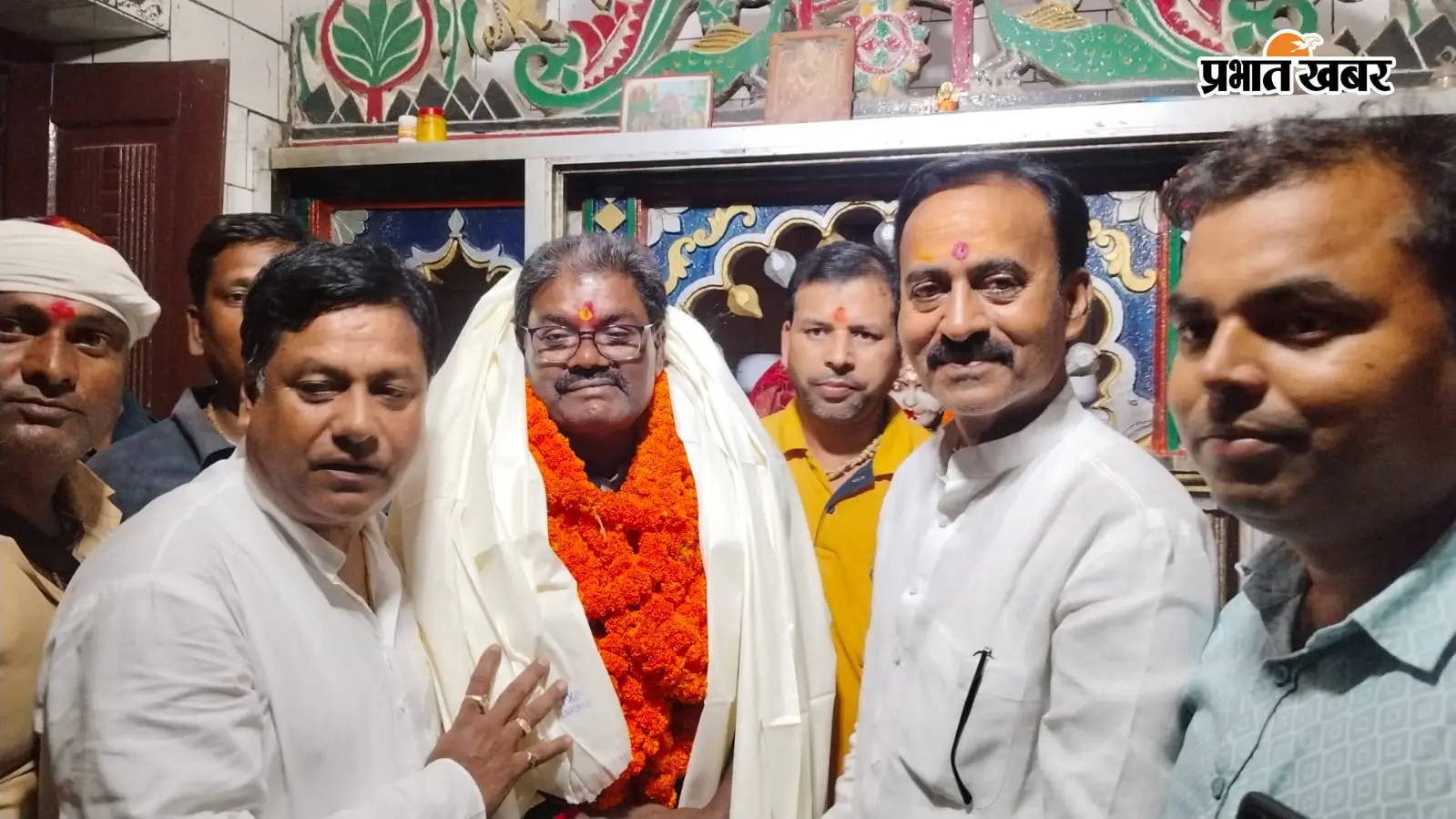 रामगढ़ में बिहार सरकार के मंत्री डॉ. रामचंद्र प्रसाद का जोरदार स्वागत: वैश्य समाज ने दुर्गा चौक पर पहनाई फूल-माला, मंदिर में की पूजा
