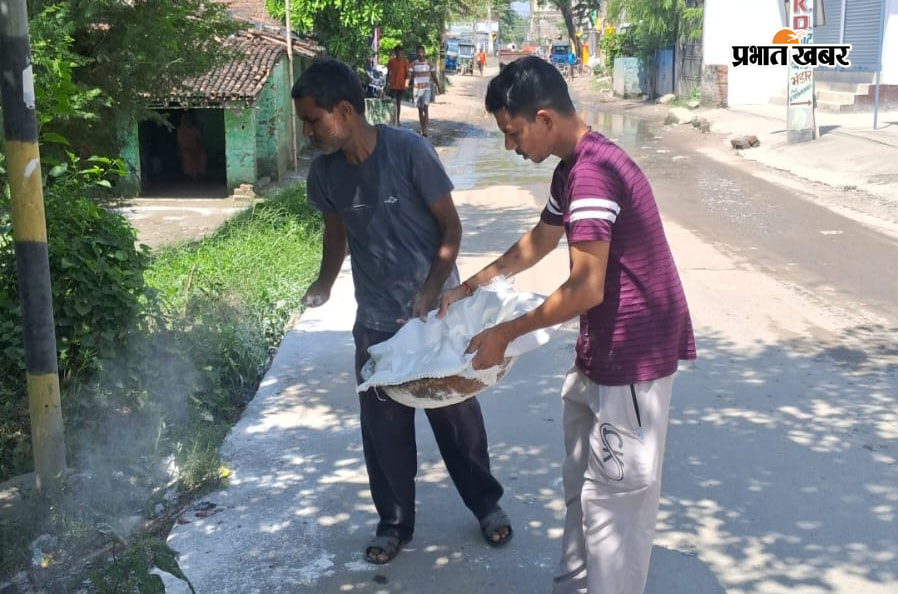 फोटो - बाढ़ प्रभावित क्षेत्र में नाव से आते जाते लोग फोटो - बाढ़ प्रभावित क्षेत्र में ब्लीचिंग पॉवडर का छिड़काव करते फोटो - मेडिकल शिविर | Prabhat Khabar Network