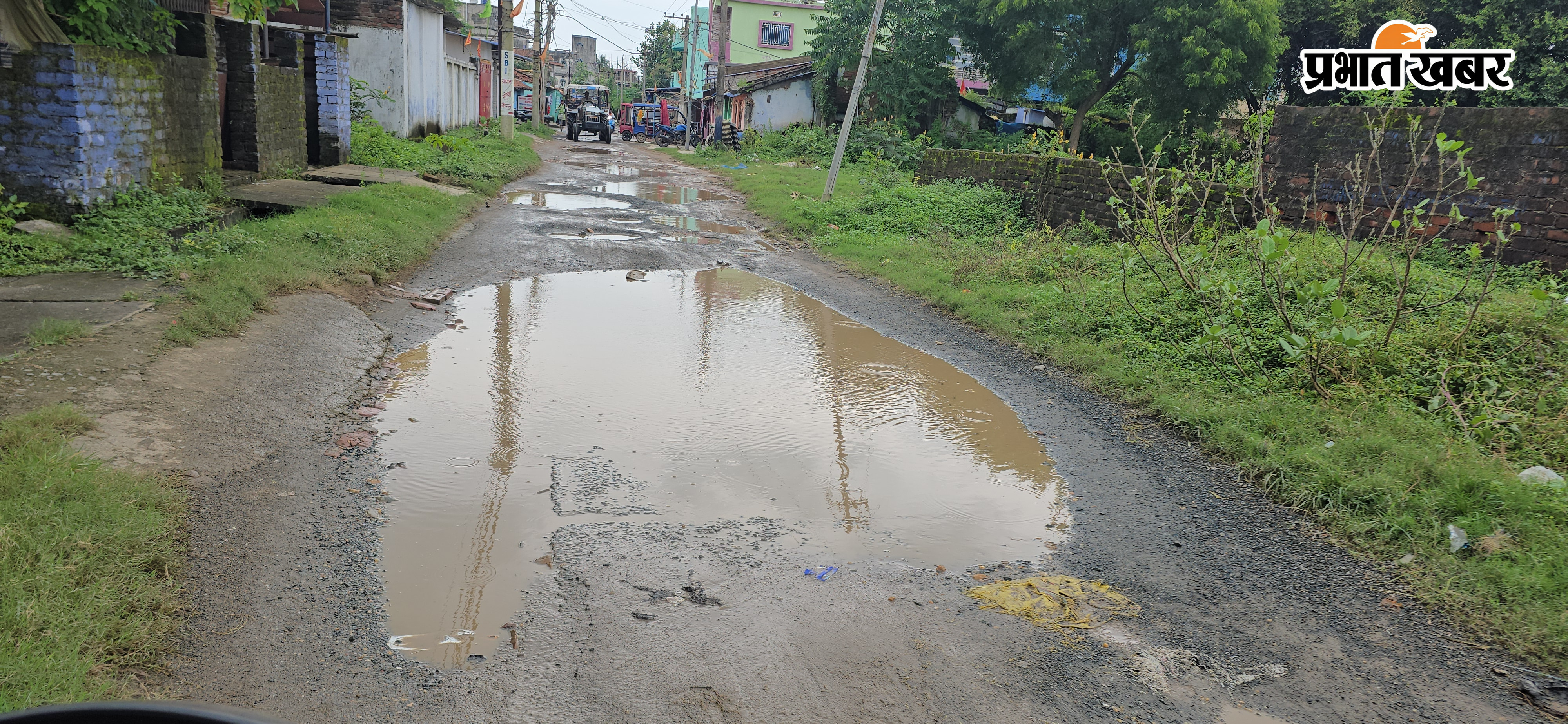 चक्रधरपुर : तंबाकू पट्टी से भालियाडीह तक सड़क जर्जर, ग्रामीण त्रस्त | Prabhat Khabar Network