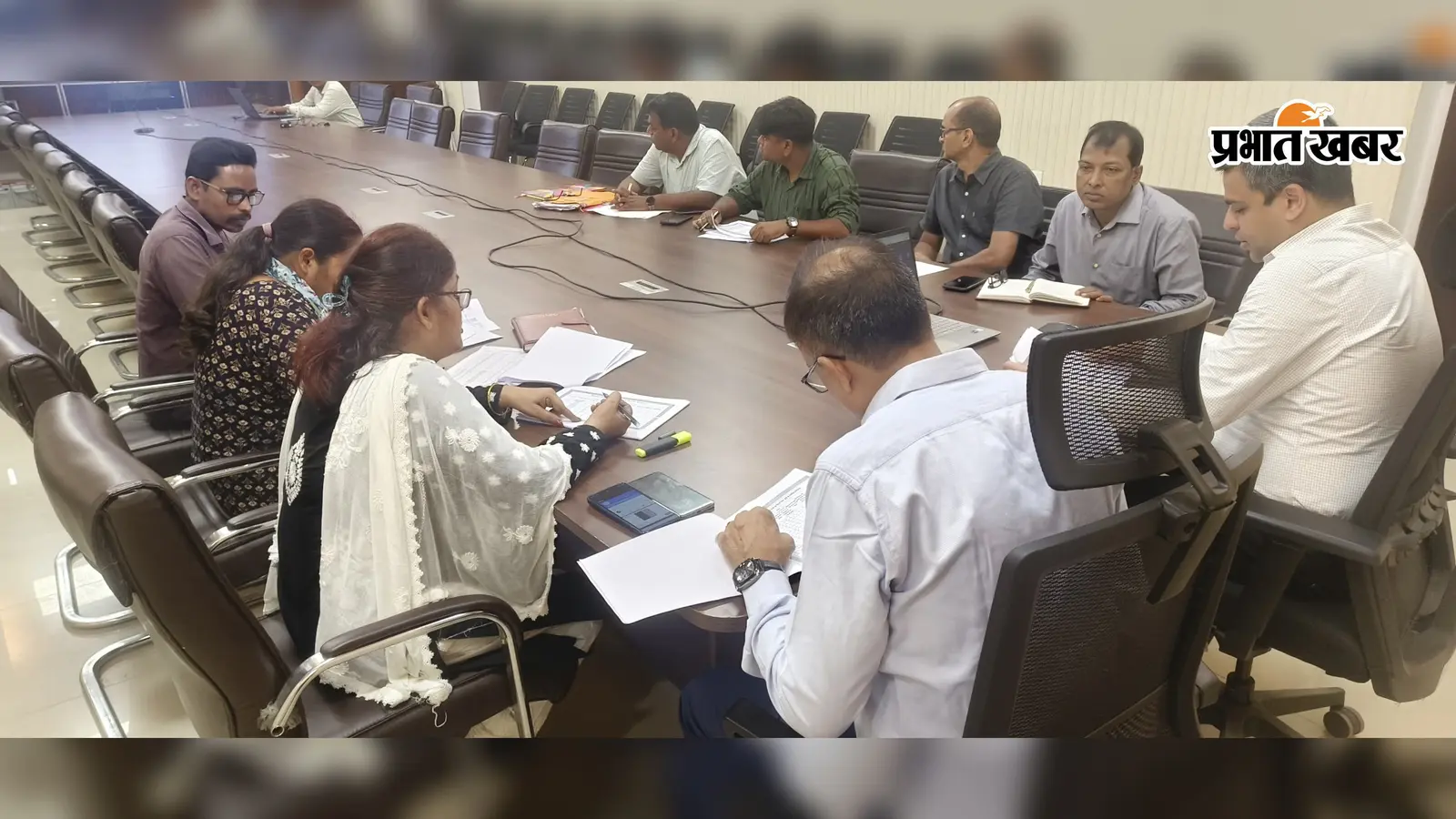 आंगनबाड़ी केंद्रों पर डीएम सख्त, विवादित जमीन का होगा निरीक्षण, बच्चों को साल में दो बार स्कूल ले जाने का आदेश