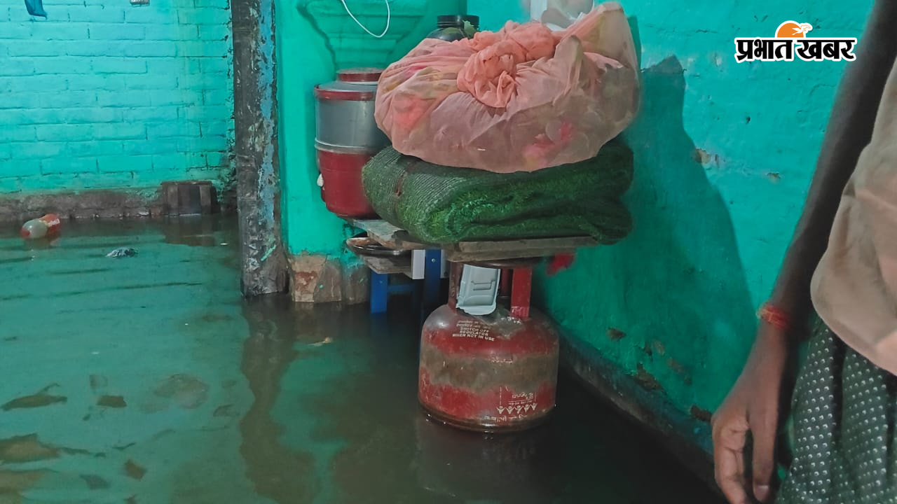 शहर की गलियों में बाढ़ का पानी, गांव के घरों में जमा पानी | Prabhat Khabar Network