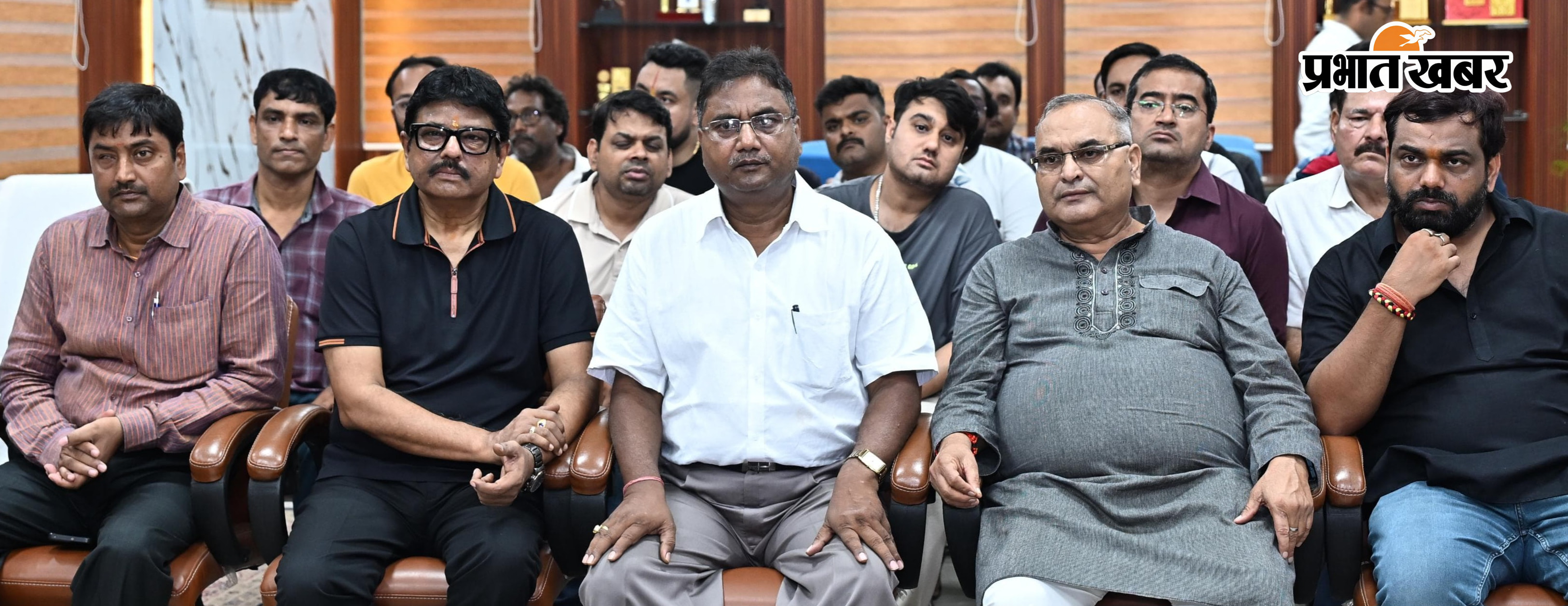 बोकारो चेंबर के पदाधिकारी व सिटी सेंटर के दुकानदारों को संबोधित करते डीसी बोकारो अजय नाथ झा | Prabhat Khabar Network
