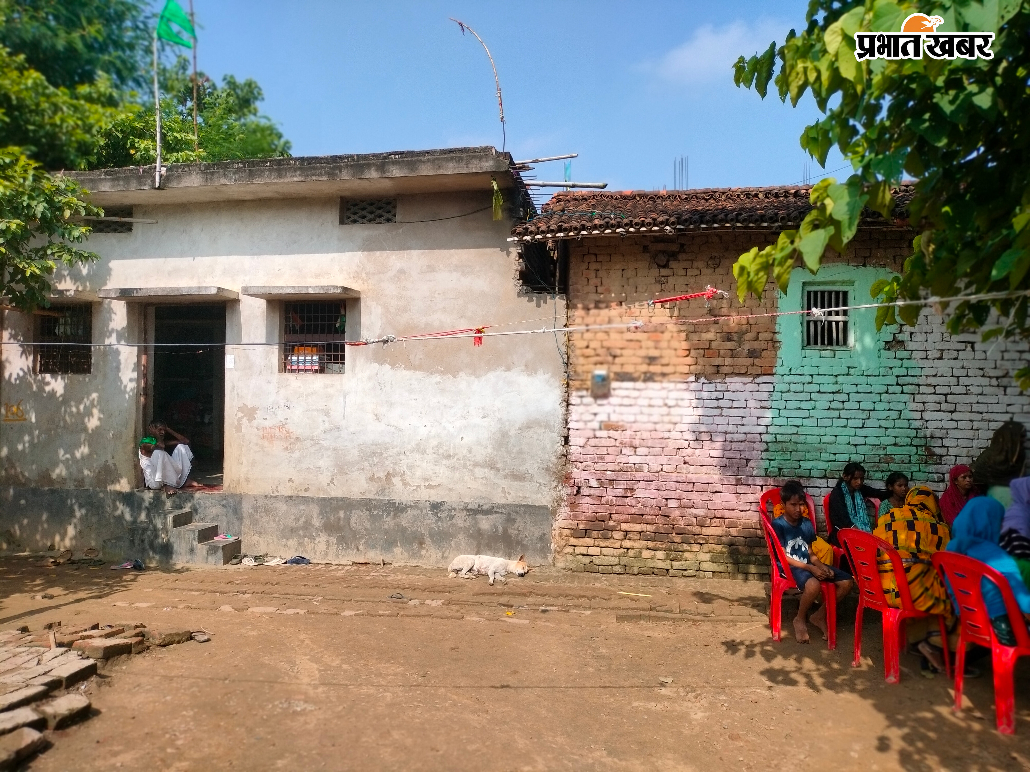 फोटो कैप्शन:01- मृतक के शोकाकुल परिजन एवं ग्रामीण   फोटो कैप्शन 02- घटनास्थल जहां युवक ने खुद को मारी गोली   फोटो कैप्शन 3 - घटनास्थल पर जानकारी लेती पुलिस   फोटो कैप्शन 4 - मृतक का घर | Prabhat Khabar Network