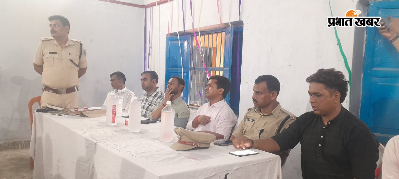फोटो शांति समिति की बैठक में शामिल इलाके के प्रमुख लोग | Prabhat Khabar Network