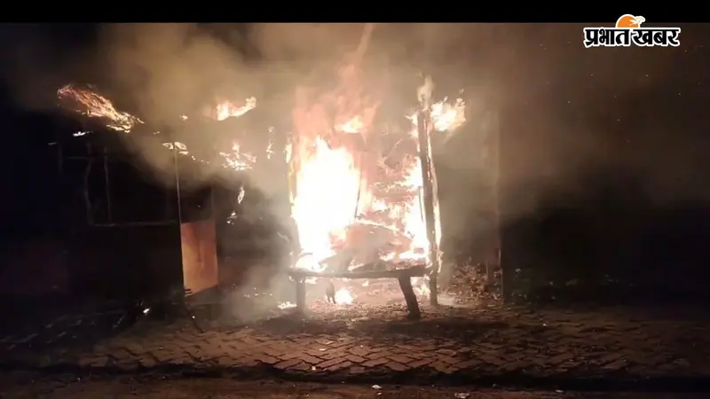 WATCH VIDEO : औरंगाबाद में बिहार-झारखंड बॉर्डर पर एक ही रात 3 वारदात, दो दुकानों में चोरी, पान गुमटी में आगजनी से दुकानदारों में दहशत