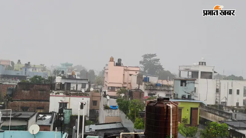 कटिहार में मूसलाधार बारिश के बाद जलजमाव: बाढ़ पीड़ितों की बढ़ी परेशानी, मंगलवार को ठनका का अलर्ट जारी