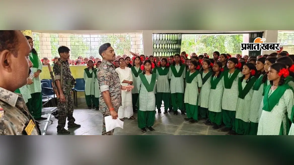गारू के स्कूलों में पुलिस का जागरूकता अभियान, बच्चों को यातायात नियम और साइबर फ्रॉड से बचाव की दी जानकारी