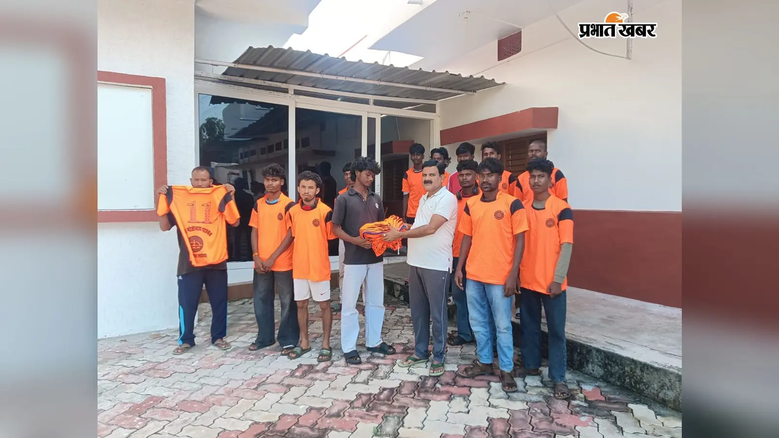 चंदवा में फुटबॉल खिलाड़ियों को मिली नई जर्सी, झामुमो जिलाध्यक्ष ने बढ़ाया हौसला