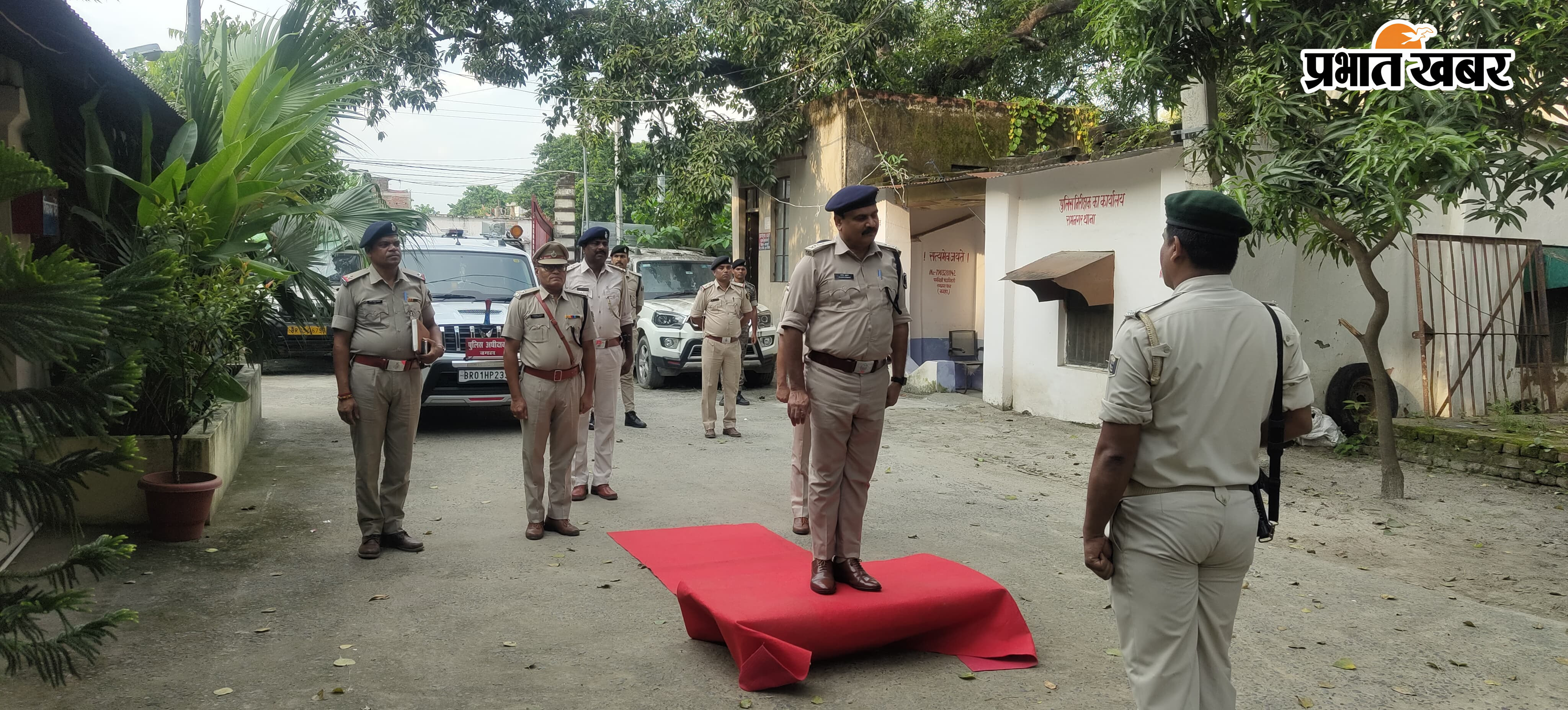 कार्यालय में अभिलेखों की जांच करते एसपी राजेश कुमार | Prabhat Khabar Network