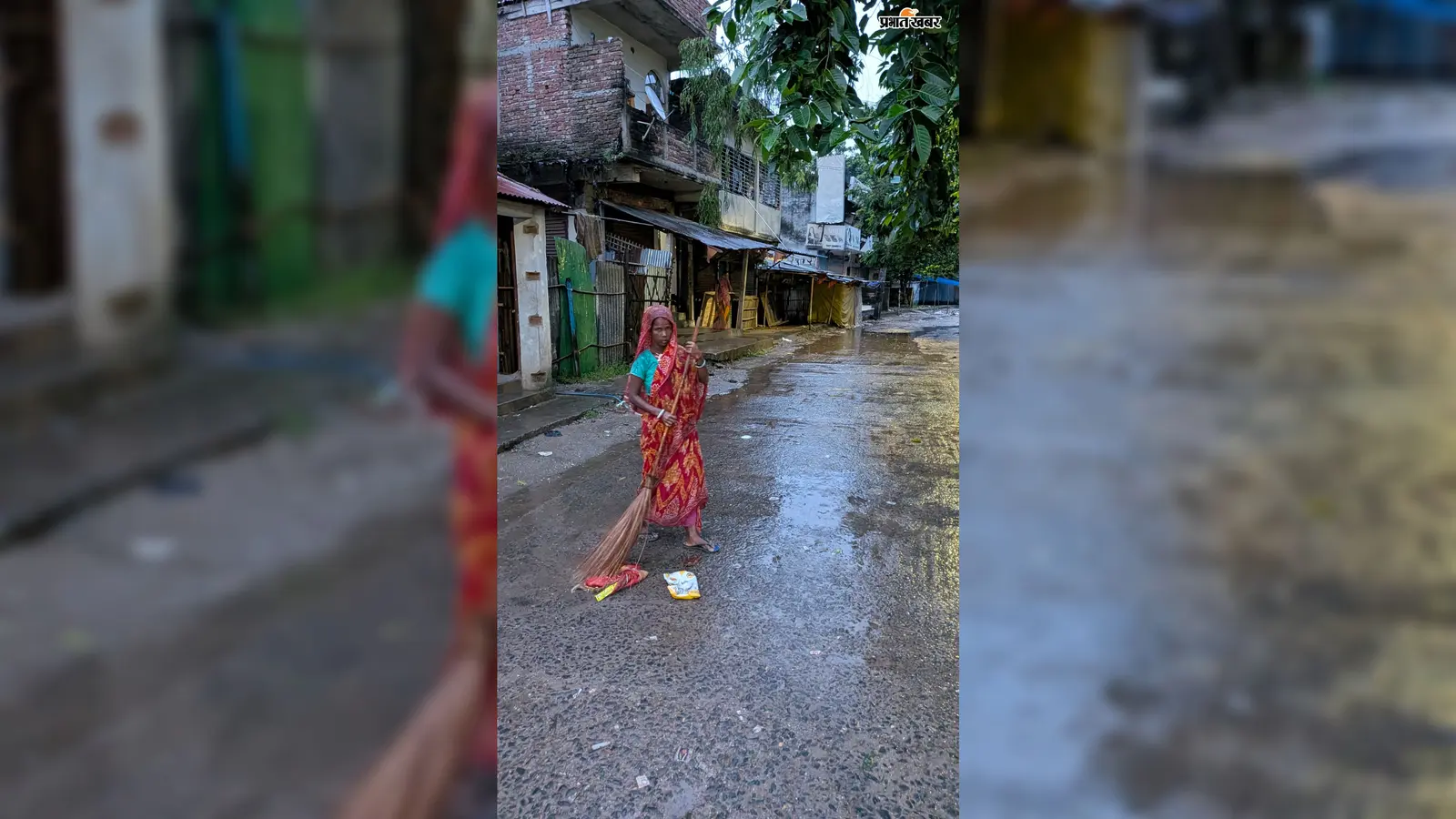 ठाकुरगंज में बिना सुरक्षा किट काम कर रहे सफाईकर्मी: बारिश में भीगने को मजबूर, नगर पंचायत अनुबंध की अनदेखी पर सवाल