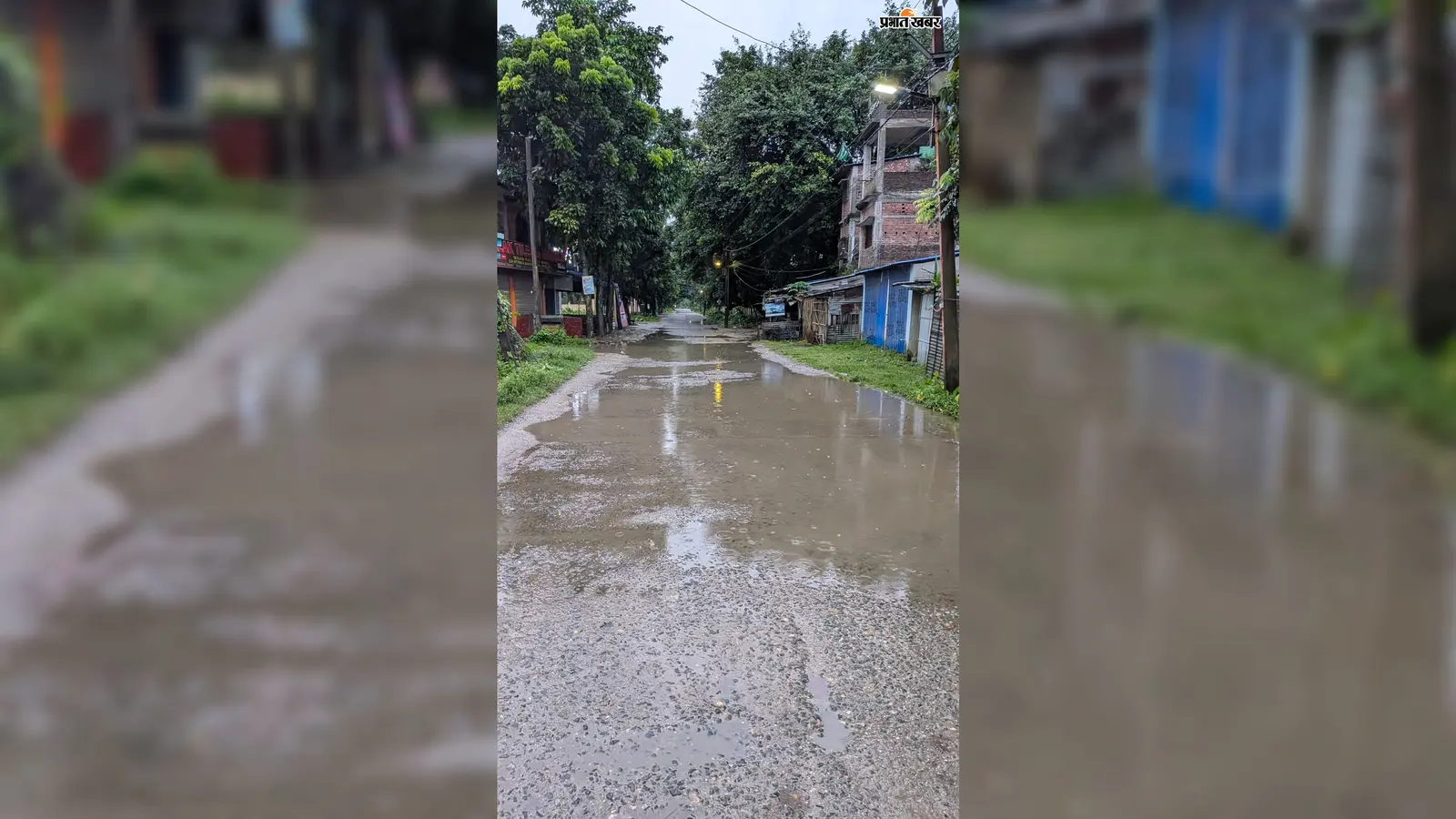 हल्की बारिश में ही ठाकुरगंज ब्लॉक रोड पर भरा पानी: राहगीरों और वाहन चालकों की आवाजाही कठिन, जानें क्या बोले नागरिक