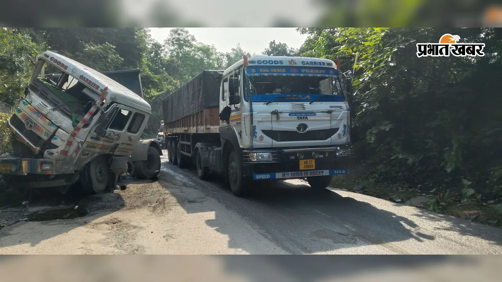 चिरेन पुल के समीप सड़क किनारे पड़ा है क्षतिग्रस्त हाईवा, हादसे का बढ़ा खतरा