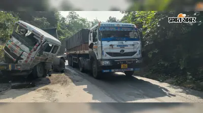 चिरेन पुल के समीप सड़क किनारे पड़ा है क्षतिग्रस्त हाईवा, हादसे का बढ़ा खतरा