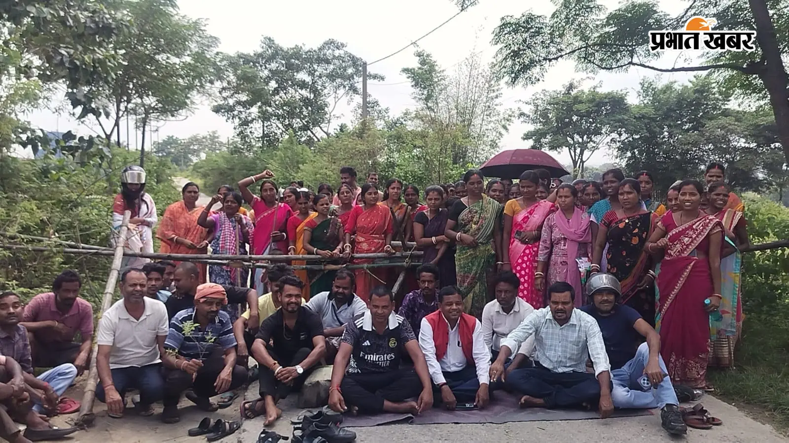 जर्जर सीआईटी-बाहेया सड़क पर ग्रामीणों का प्रदर्शन, सड़क जाम कर लगाए ‘रोड नहीं तो वोट नहीं’ के नारे