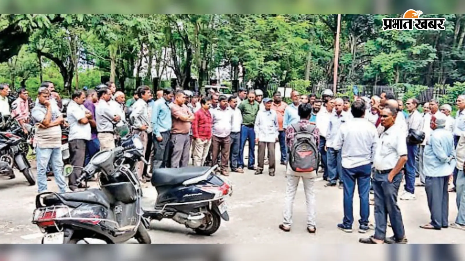 HEC में मेडिकल सुविधा पर कर्मचारियों का प्रदर्शन, 3 लाख की सीमा बढ़ाने की मांग