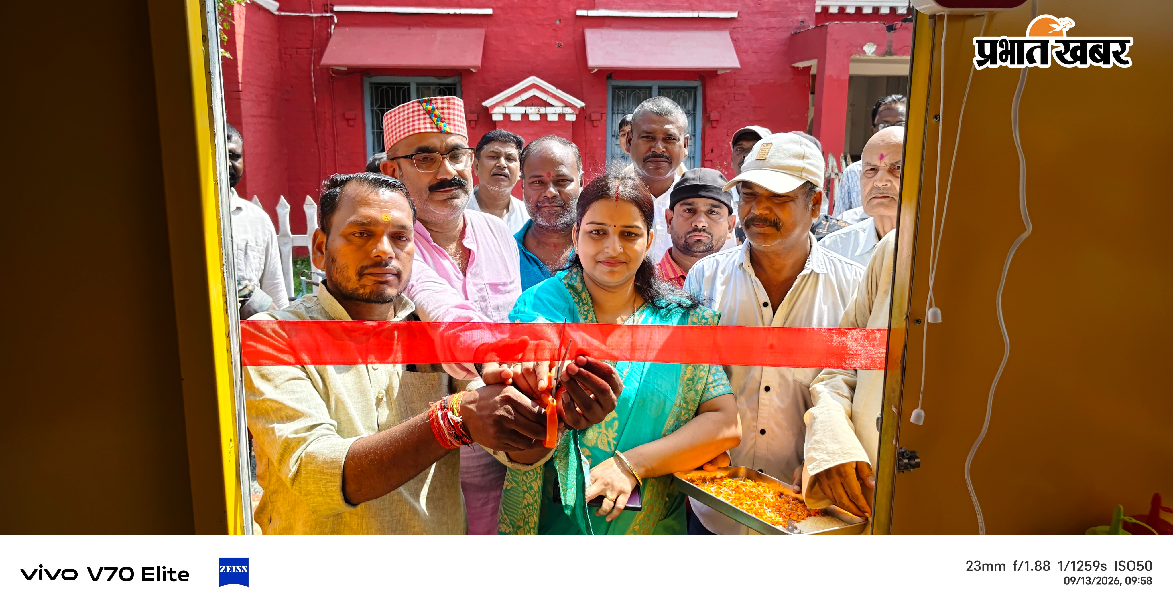 फोटो कैप्शन: मोबाइल फूड वैन का उद्घाटन करते विधायक नगर अध्यक्ष व अन्य मौके पर मौजूद अतिथि गण | Prabhat Khabar Network
