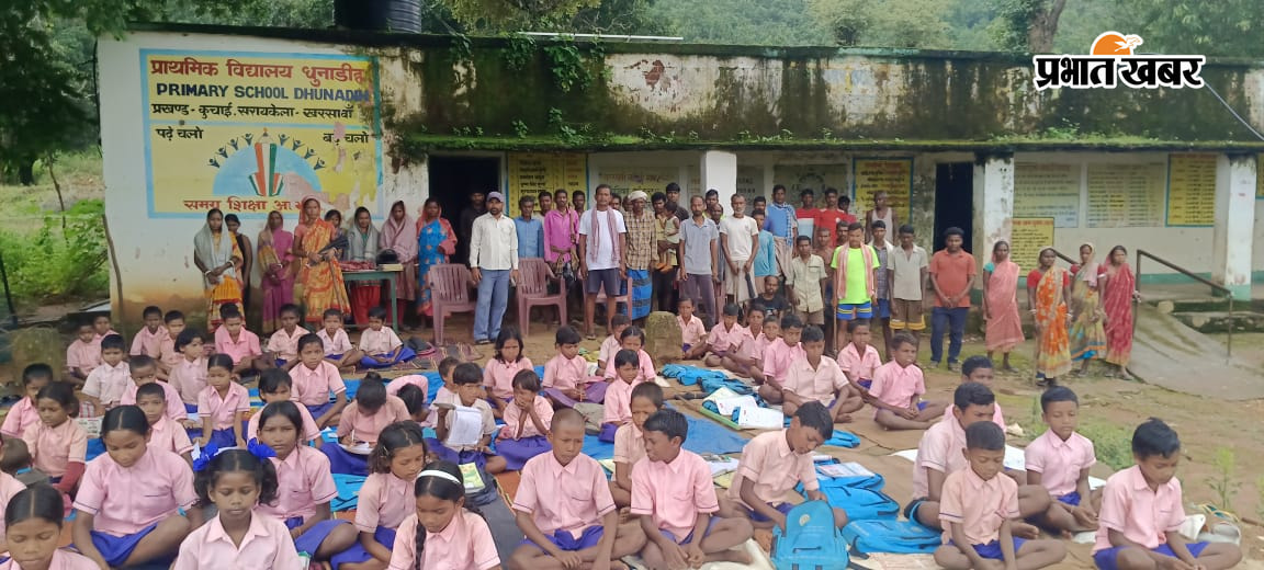 धुनाडीह स्थित प्राथमिक विद्यालय भवन जर्जर रहने के कारण स्कूल के बाहर बैठे बच्चे तथा बैठक में पहुंचे ग्रामीण | Prabhat Khabar Network