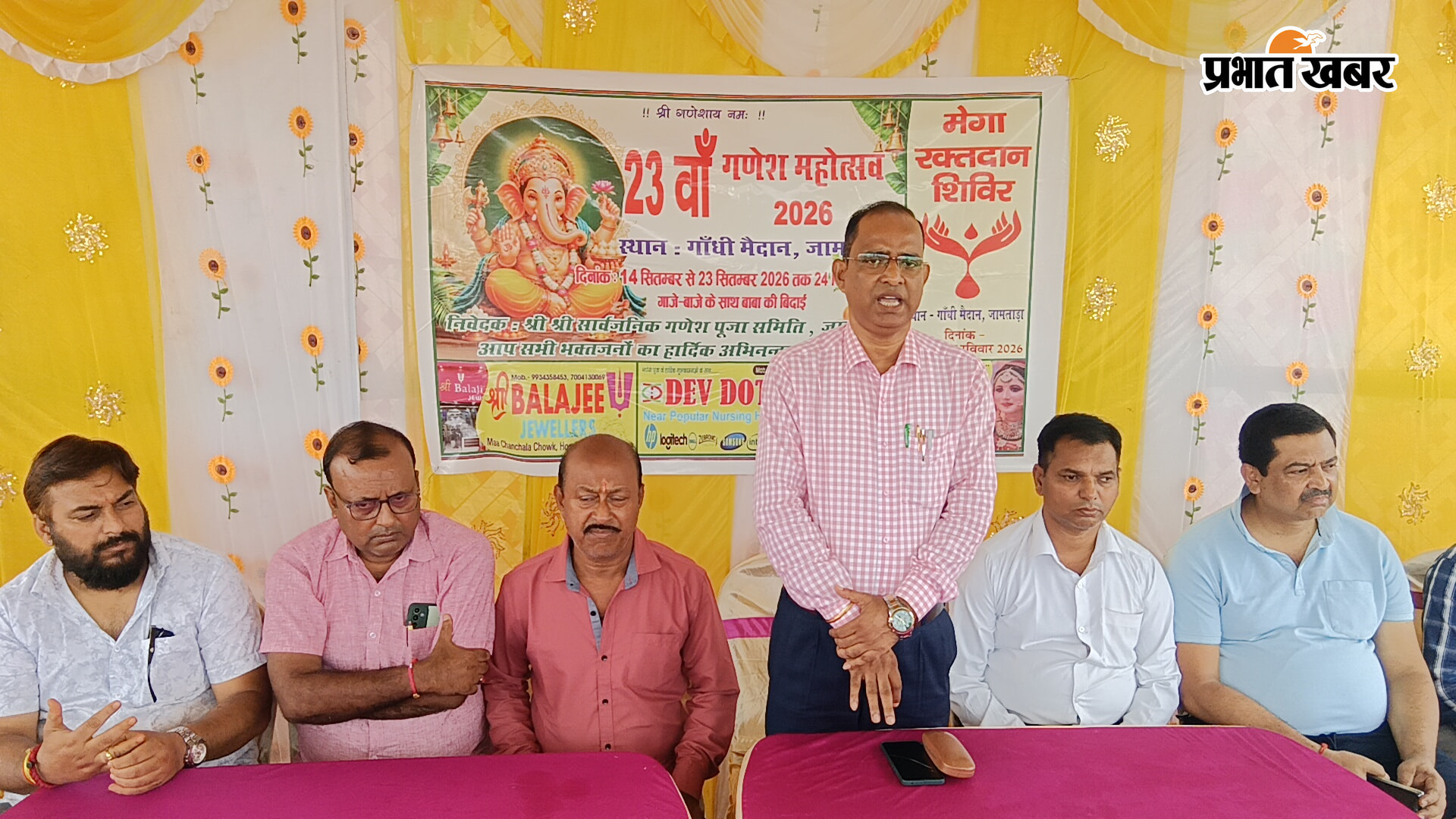 तैयार हो रहे पंडाल, जानकारी देते कमेटी के सदस्य गण | Prabhat Khabar Network