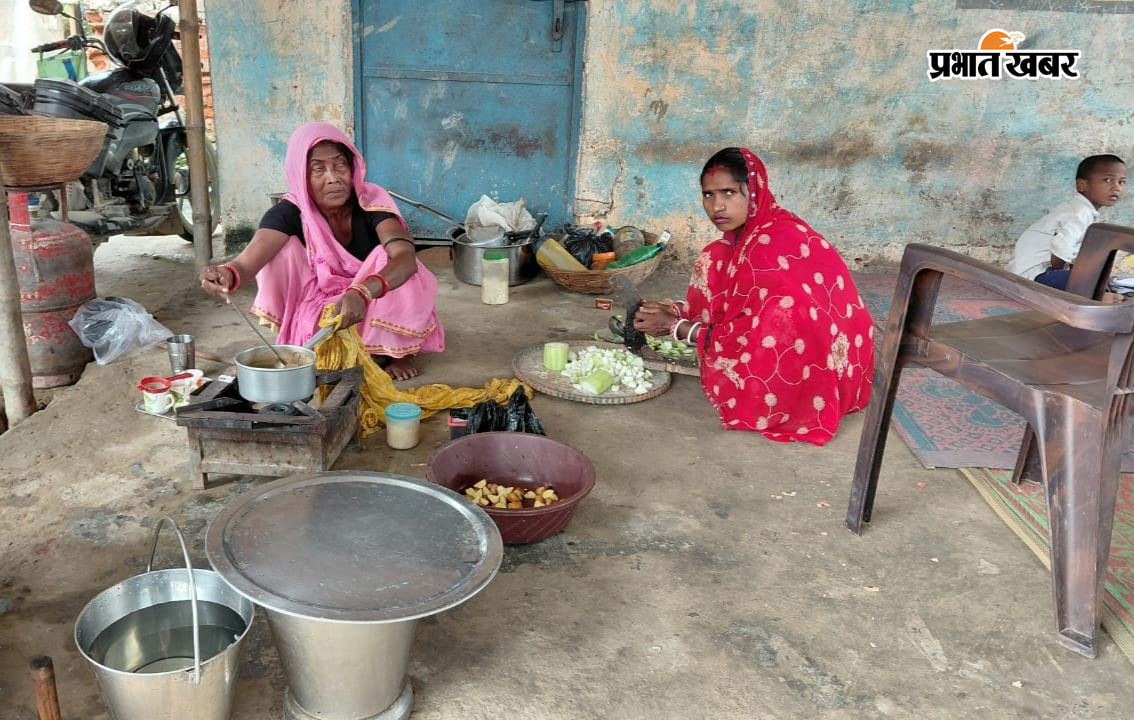 पेड़ के नीचे पढ़ने बच्चे,बरामदे पर बनाते मध्याह्न भोजन, विद्यालय की तस्वीर | Prabhat Khabar Network
