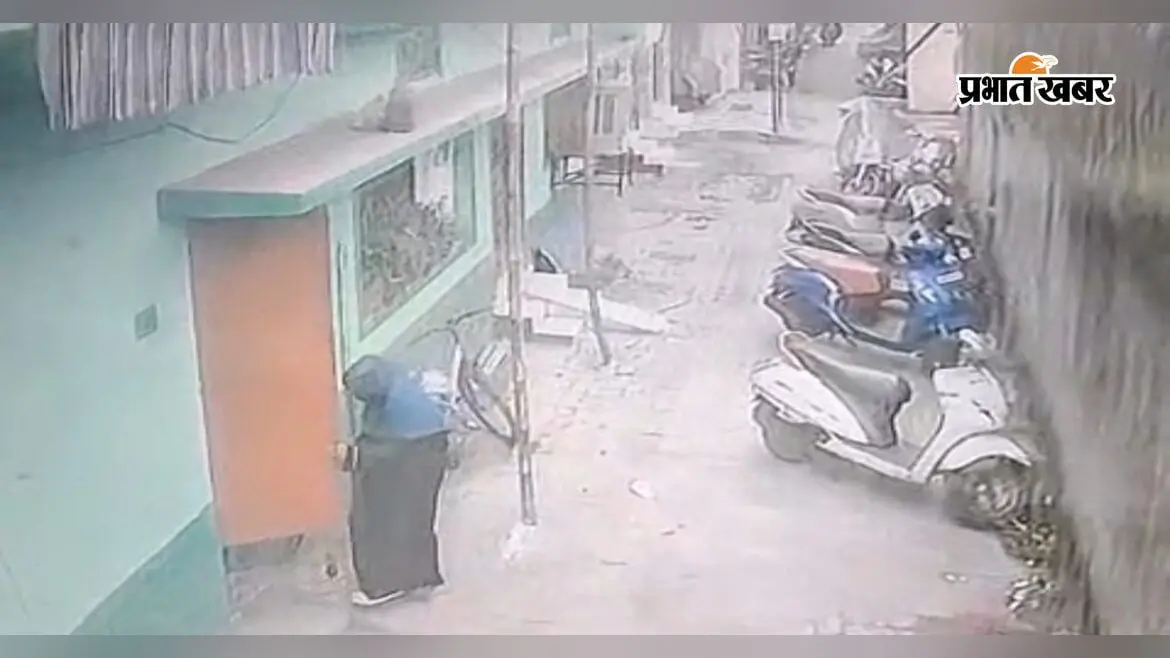 नकाब पहनकर घर में घुसी महिला, बुजुर्ग की आंख में डाला स्प्रे और भागी, CCTV ने ऐसे खोला राज