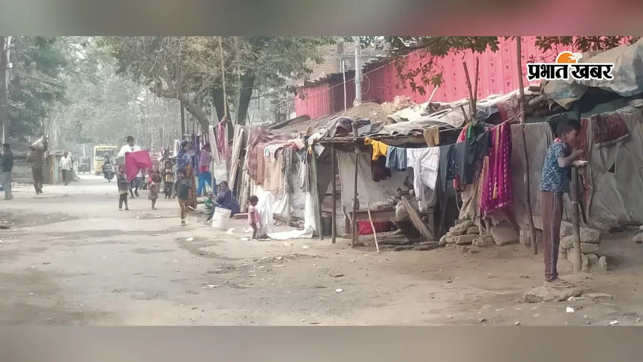 आरा में सड़क किनारे अतिक्रमण से यातायात बाधित, नगर निगम के पीछे जलजमाव, राहगीर तक परेशान