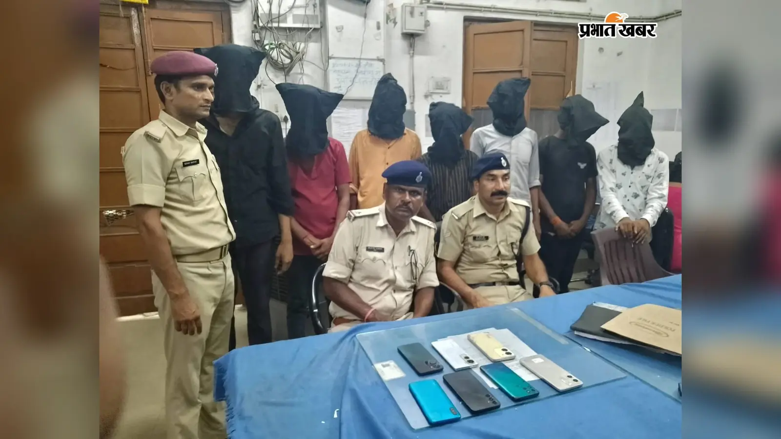 पटना जंक्शन पर यात्रियों के मोबाइल उड़ाने वाला गिरोह गिरफ्तार, यूपी के चंदौली का चोर समेत 7 गिरफ्तार