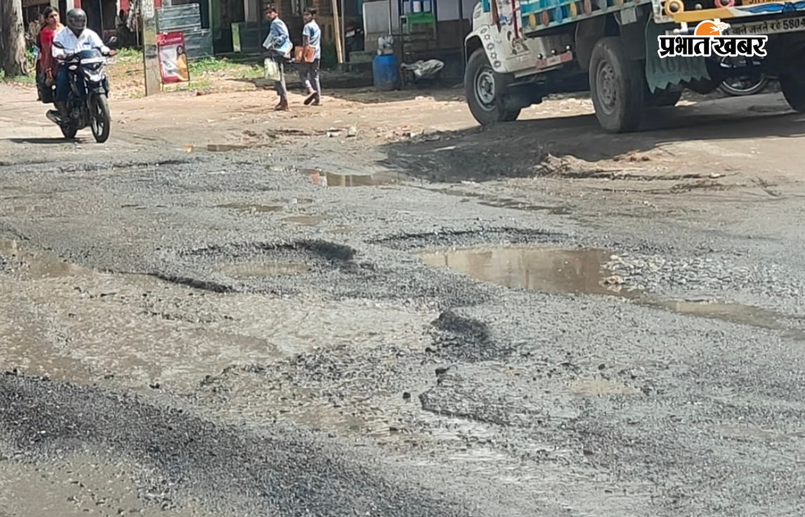 1. बटिया घाटी में चीरेन पुल के समीप बना गड्ढा 2. काली पहाड़ी के समीप बना गड्ढा  3. सोनो चौक से झाझा वाले रोड में बना गड्ढा 4. बटिया घाटी में सड़क पर बना गड्ढा | Prabhat Khabar Network