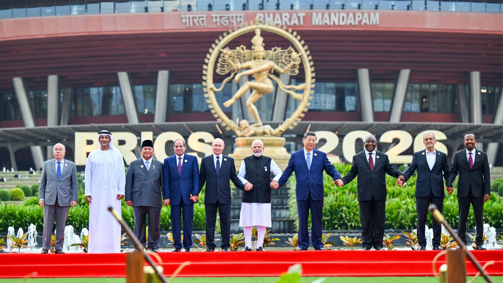 ब्रिक्स नेताओं के साथ पीएम मोदी, फोटो ANI