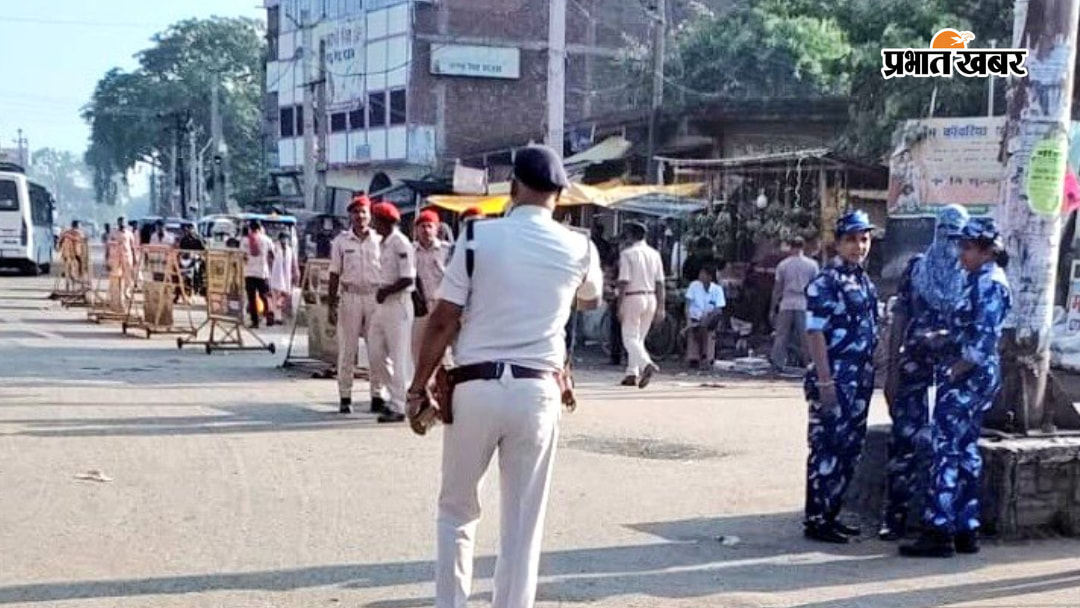 फोटो कैप्शन - (1) नवादा से हिसुआ जाने वाली मार्ग सद्भावना चौक पर तैनात पुलिस (2) गया नवादा मार्ग पर तैनात पुलिस (3) विश्व शांति चौक पर तैनात पुलिस (4) वाहनो के सघन जांच करते पुलिस | Prabhat Khabar Network