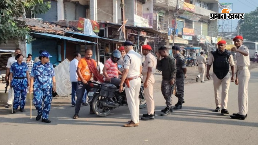 फोटो कैप्शन - (1) नवादा से हिसुआ जाने वाली मार्ग सद्भावना चौक पर तैनात पुलिस (2) गया नवादा मार्ग पर तैनात पुलिस (3) विश्व शांति चौक पर तैनात पुलिस (4) वाहनो के सघन जांच करते पुलिस | Prabhat Khabar Network