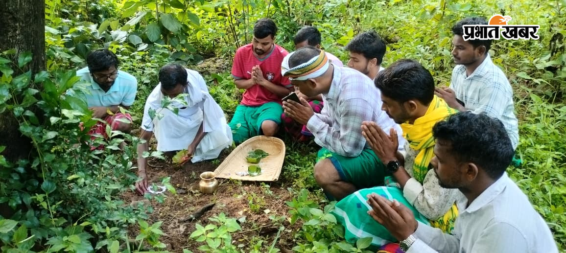 दिशोम मांझी थान और जाहेर थान में जुटे और पूजा अर्चना करते संताल आदिवासी | Prabhat Khabar Network