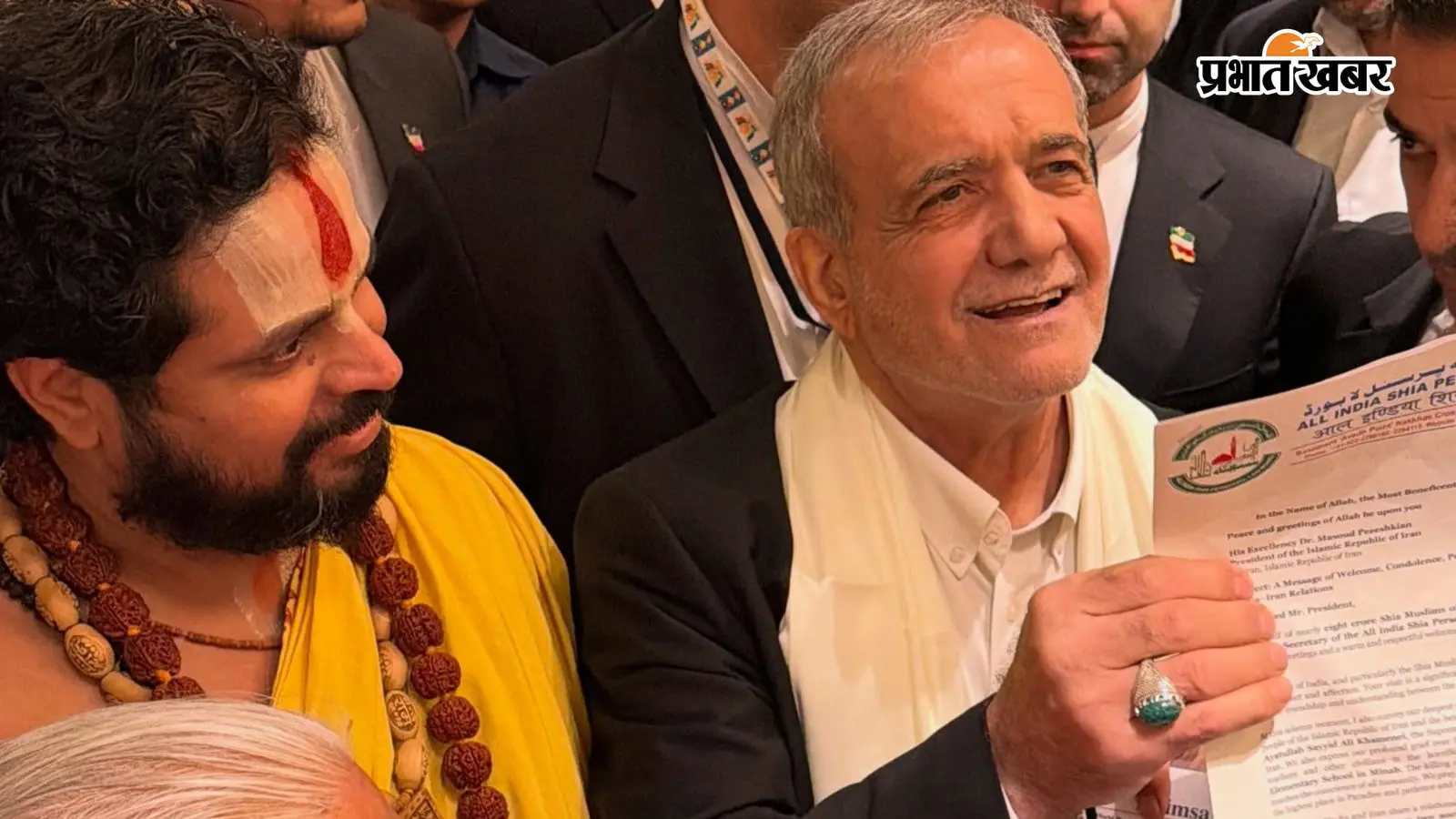 VIDEO: स्वामी सतीशाचार्य के पैर छुए या उठाया पेन? ईरानी राष्ट्रपति पेजेश्कियन के वायरल वीडियो का सच