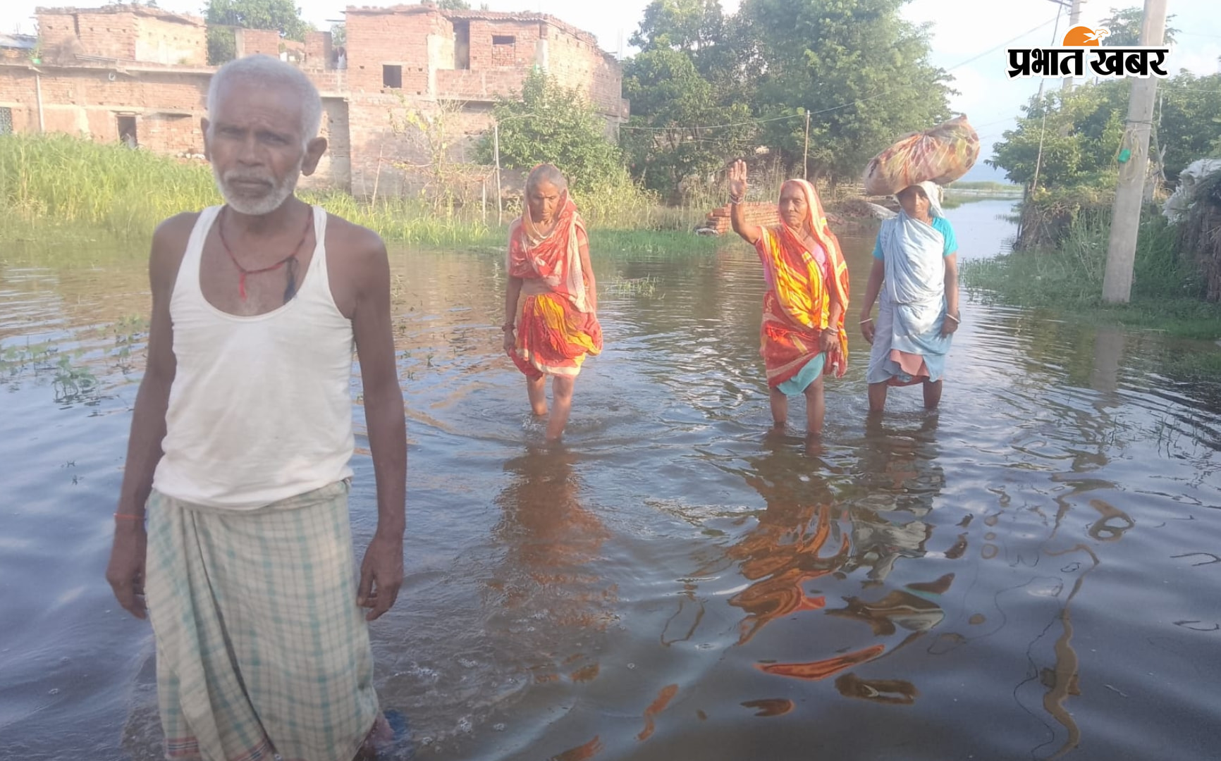 भिड़हा के वार्ड संख्या 4 में बाढ़ के पानी के बीच पनाह लेती जिंदगी व पानी से डूबे सड़क पर चलते लोग | Prabhat Khabar Network