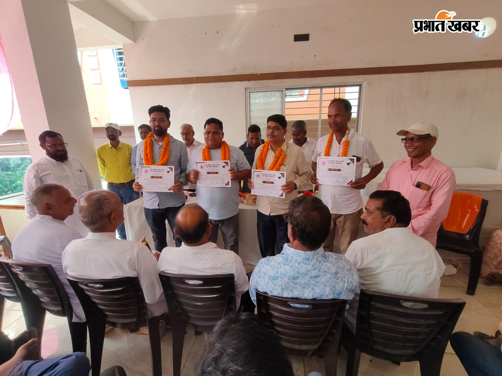 माला देकर अध्यक्ष को सम्मानित करते माला पहनकर अधिकारियों को मंच पर किया गया सुशोभित | Prabhat Khabar Network