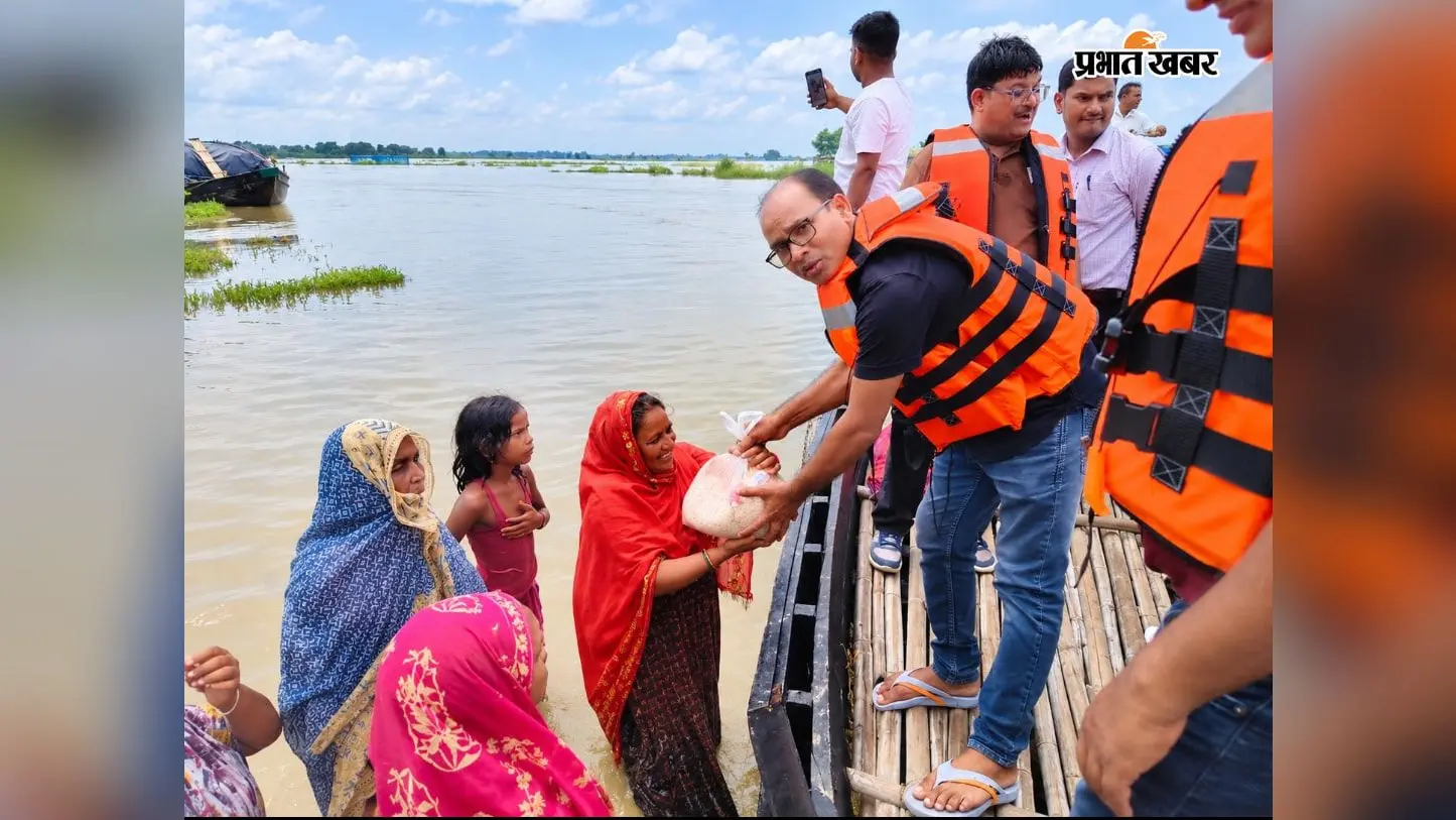 उधवा में बाढ़ का पानी घटा, कई गांव अब भी जलमग्न; अफसरों ने बांटी राहत सामग्री