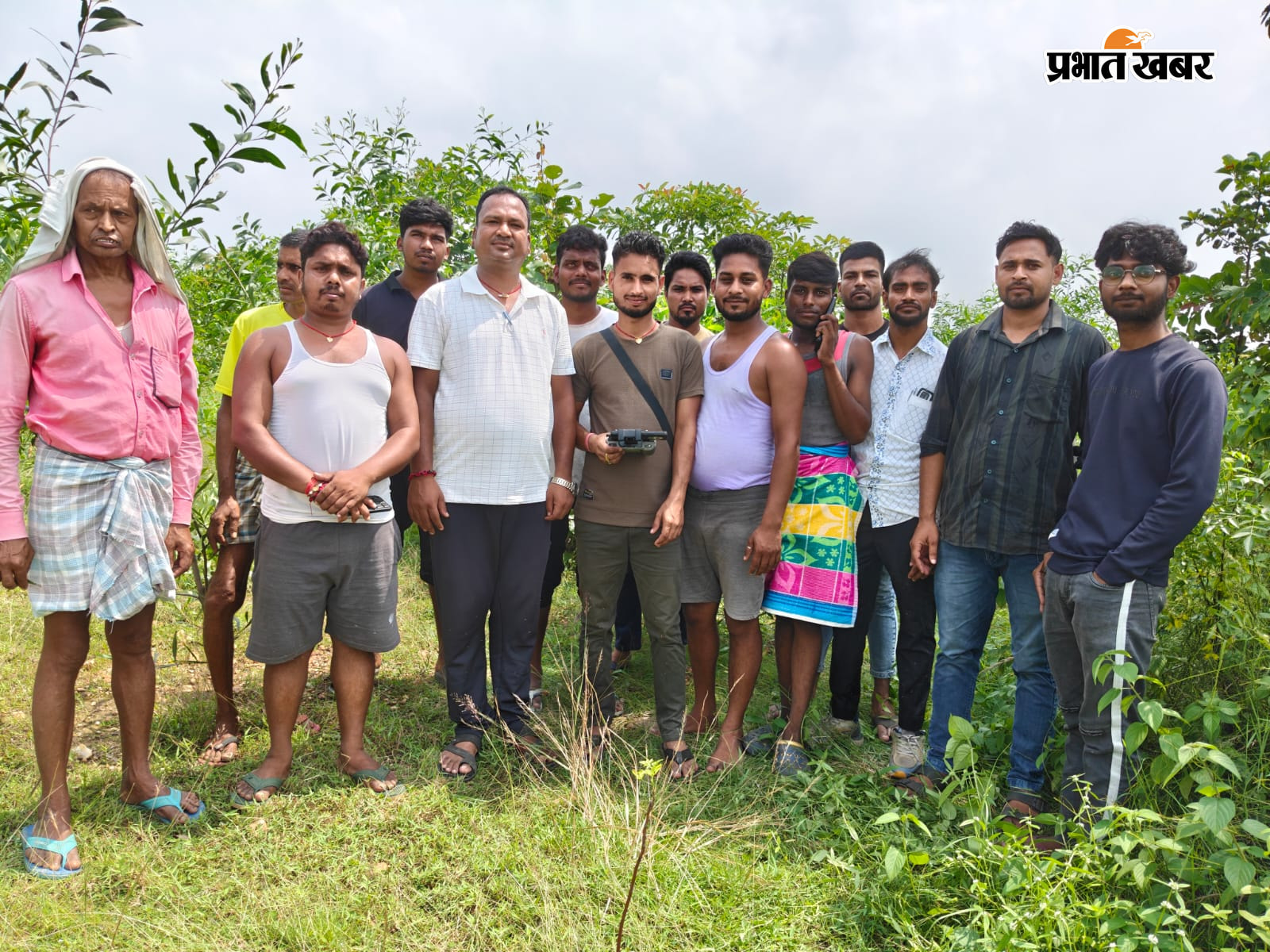 जंगल में विचरण कर रहा हाथियों का झुंड, निगरानी में जुटे युवा | Prabhat Khabar Network