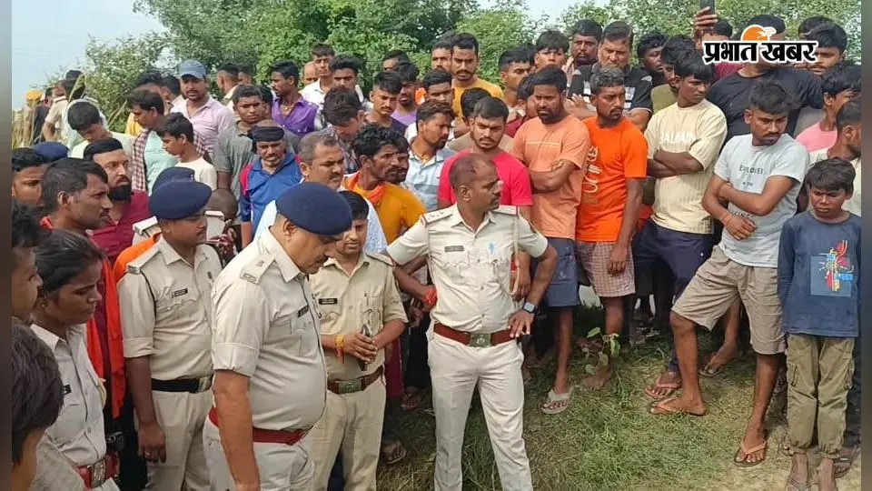 छपरा के जलालपुर में सड़क किनारे अज्ञात युवक का शव बरामद, जेब से दिल्ली-छपरा का रेल टिकट मिला