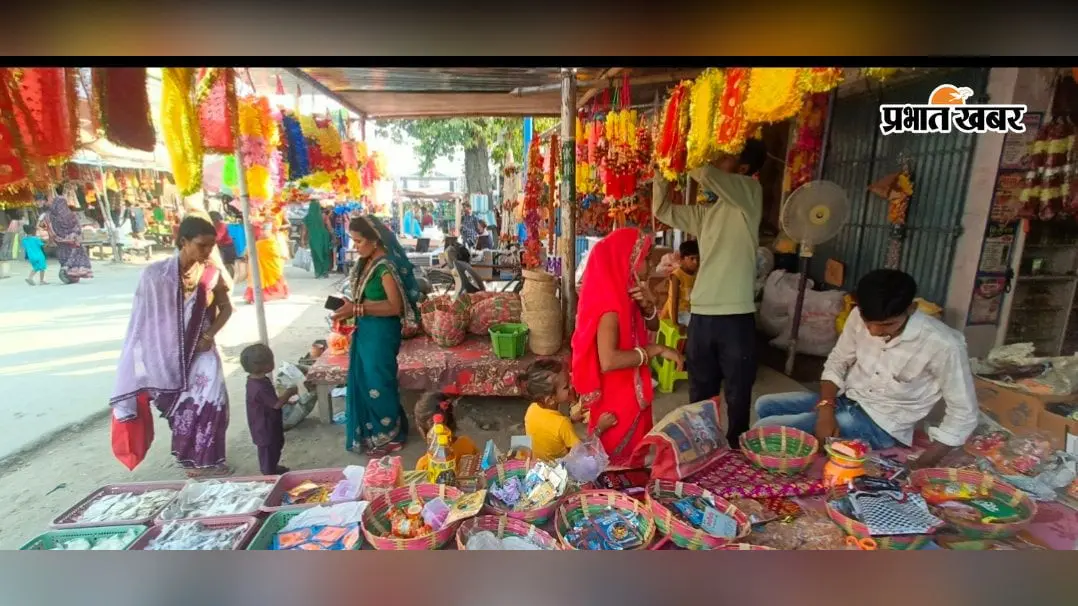बेगूसराय : तीज और चौठ चंद्र एक साथ, सोलह श्रृंगार से पूजा तक... बखरी के बाजारों में उमड़ी महिलाओं की भीड़