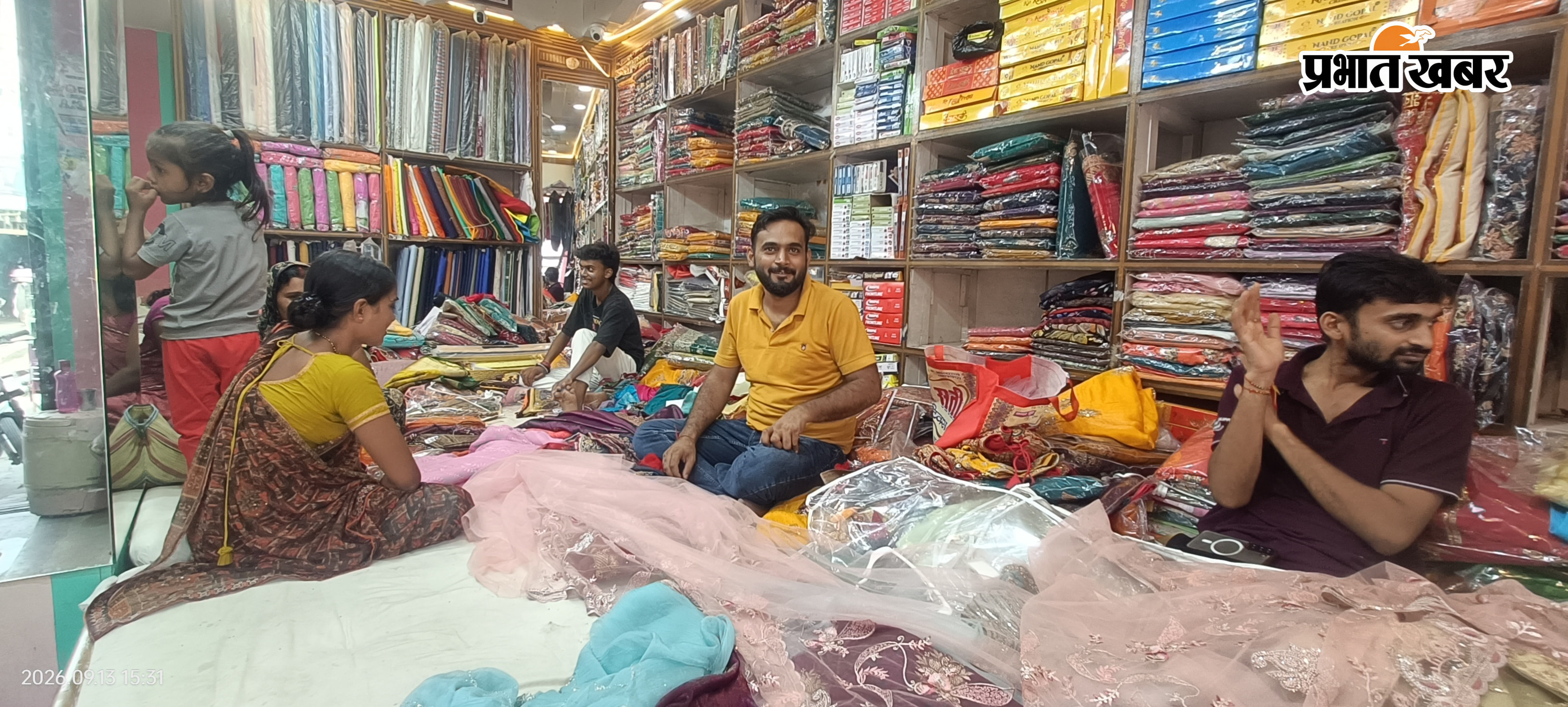 1 बखरी में तीज को लेकर कपड़ा की खरीददारी करते हुए महिलाएं 2 चौठ चन्द्र को लेकर सामान खरीददारी कर रहे महिला | Prabhat Khabar Network
