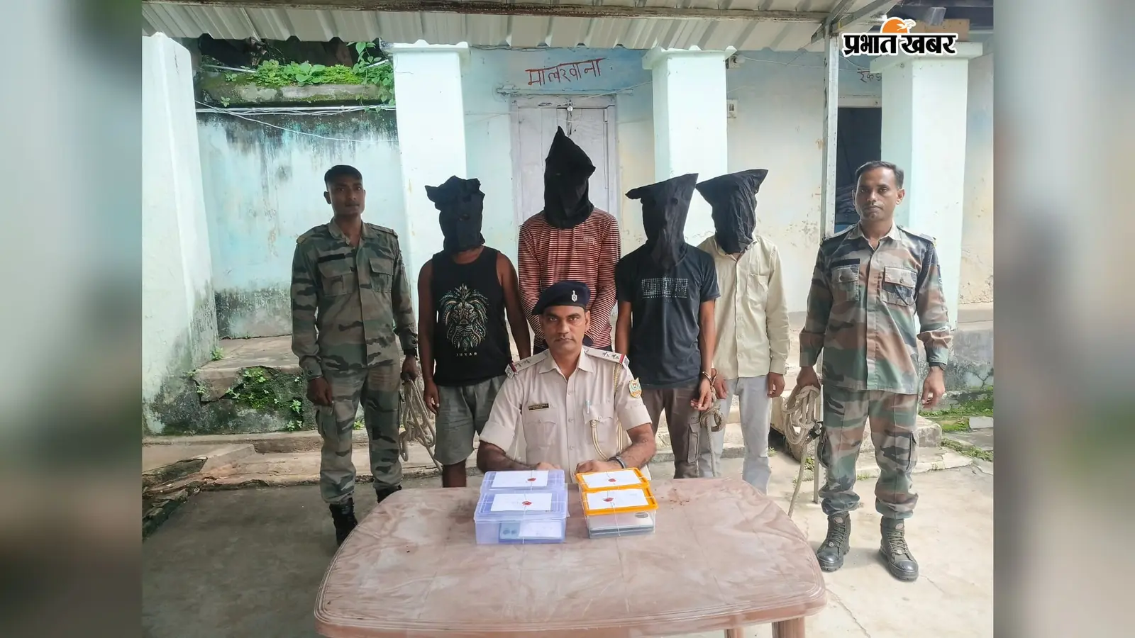 जंगल में बैठकर चला रहे थे साइबर ठगी का खेल, चार आरोपी गिरफ्तार; मोबाइल-सिम बरामद