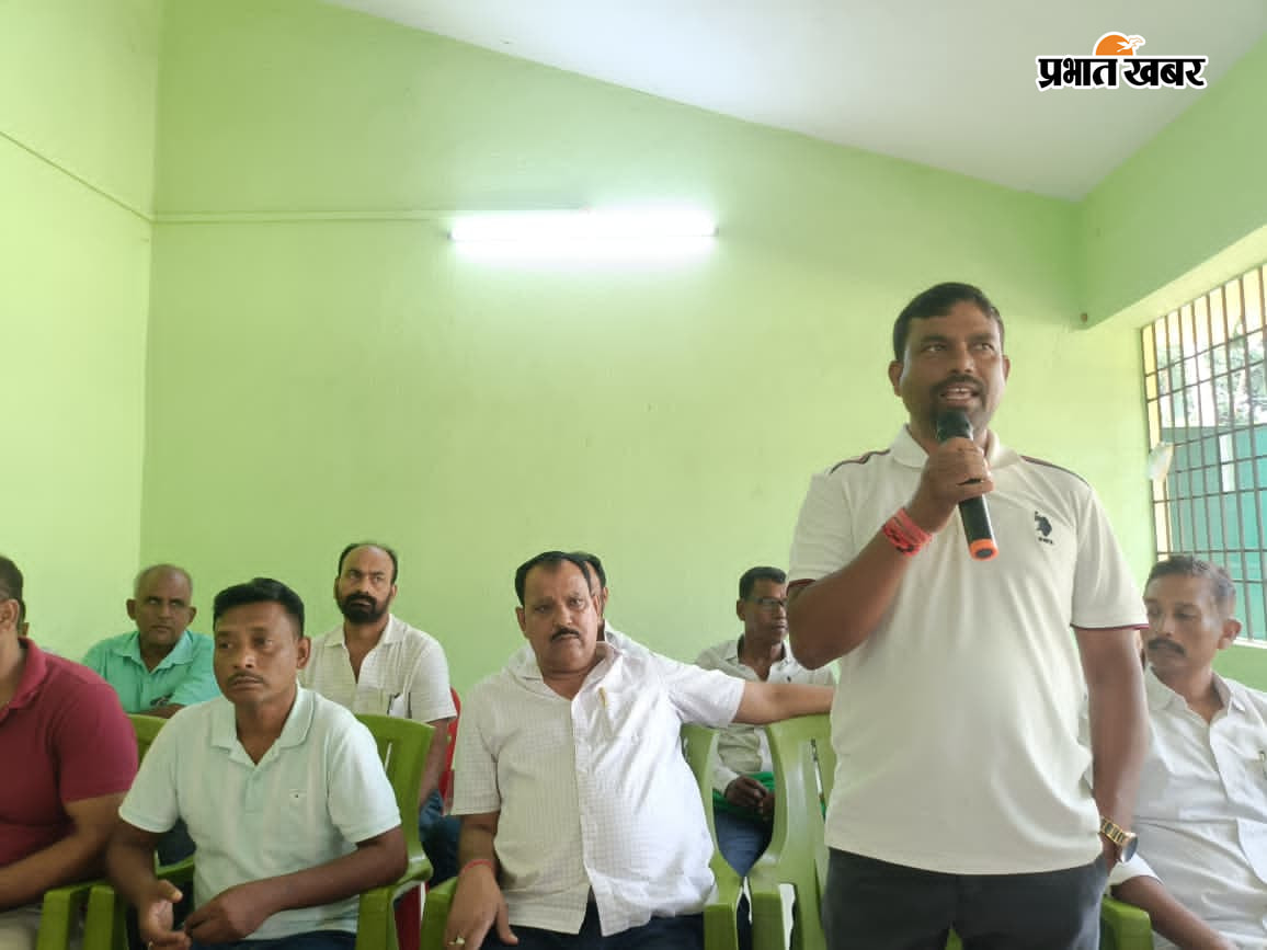 संबोधित करते युवा मोर्चा जिला अध्यक्ष संजय गोस्वामी उपस्थित झामुमो कार्यकर्ता | Prabhat Khabar Network