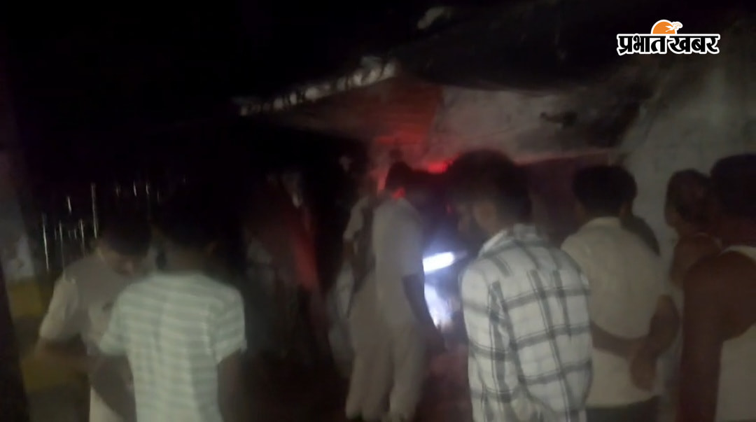 1.इलेक्ट्रॉनिक दुकान में लगी आग धू धु कर जलते सामान 2.आग बुझाते दमकल कर्मी 3.जलकर खाक हुए इलेक्ट्रिक उपकरण | Prabhat Khabar Network