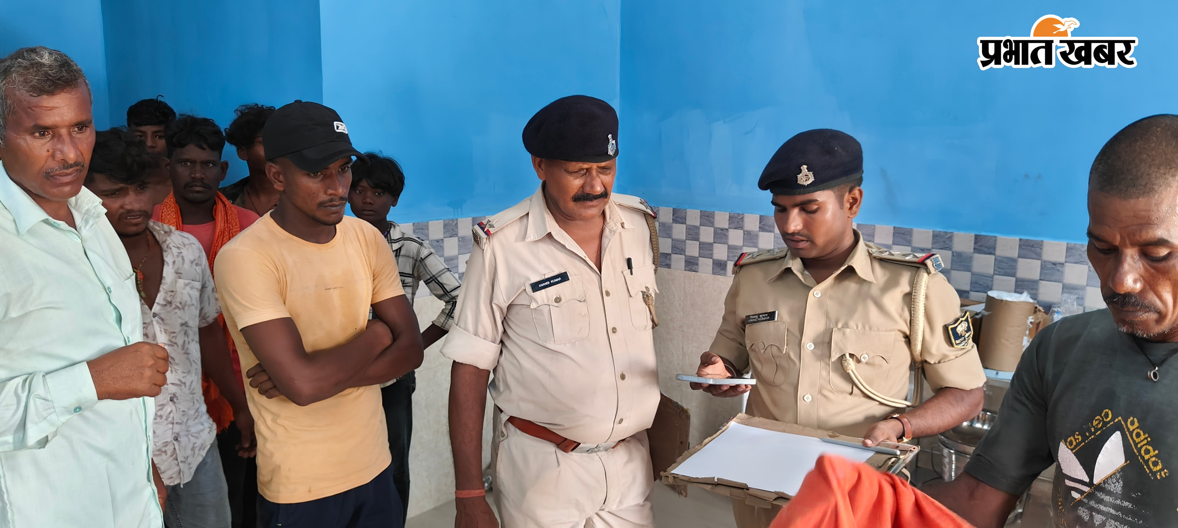 मृतक के रोते बिलखते परिजन व जाँच पड़ताल करते पुलिस | Prabhat Khabar Network