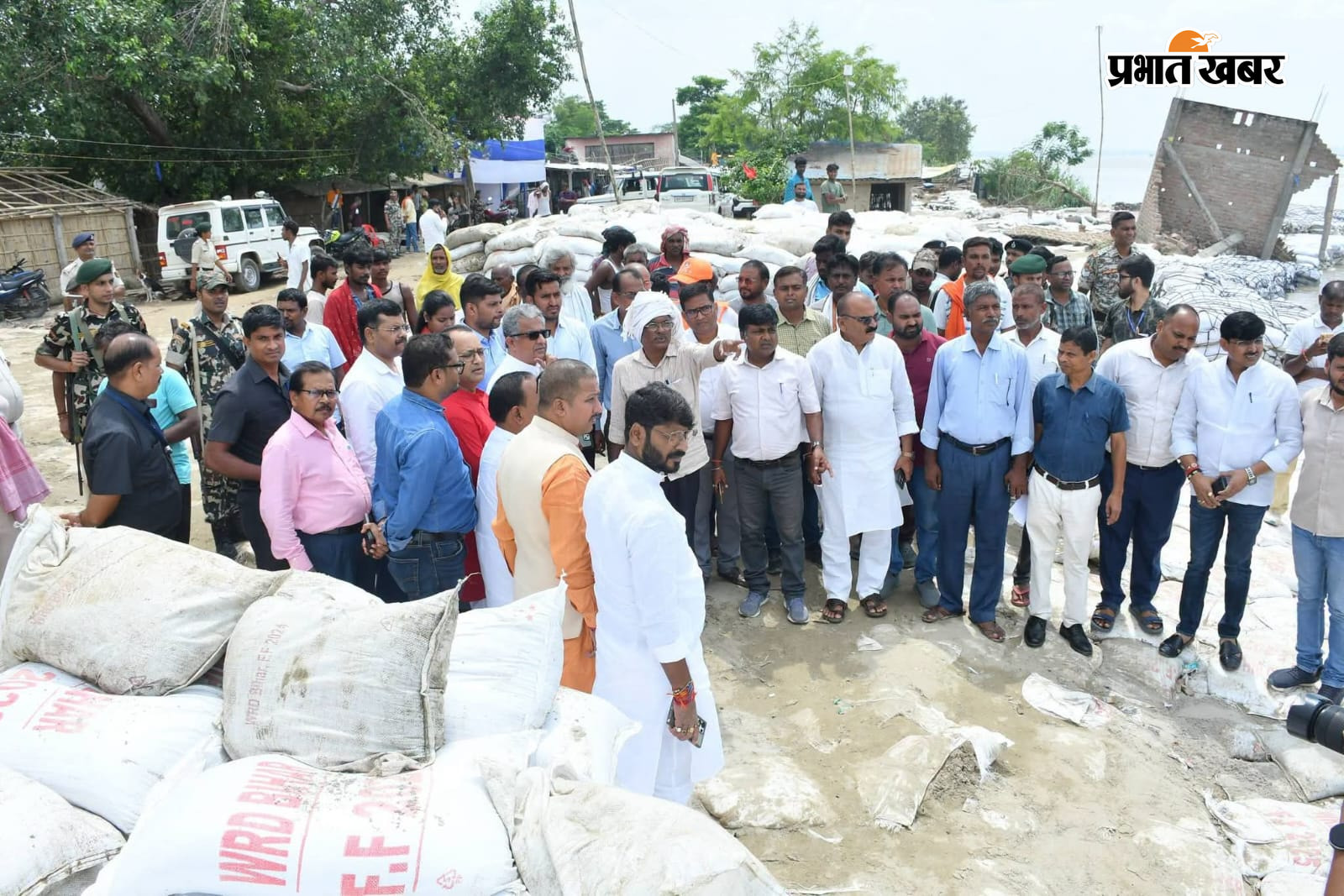 राघोपुर बांध के कटाव का प्रभारी मंत्री ने लिया जायजा | Prabhat Khabar Network