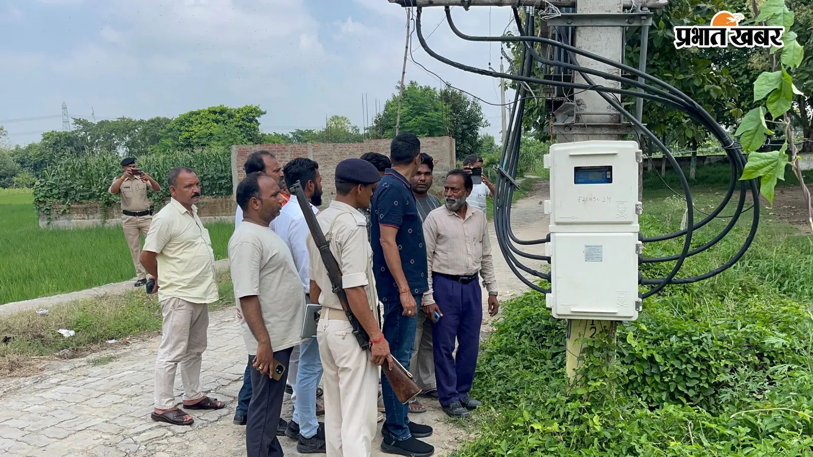 घटनास्थल पर छानबीन करतीं पुलिस