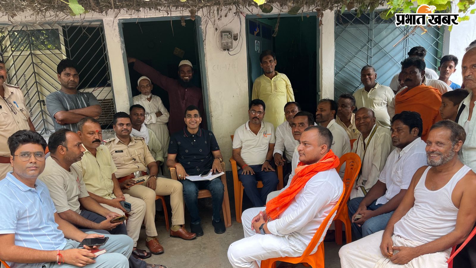 ग्रामीणों के साथ बैठक करते एसडीएम